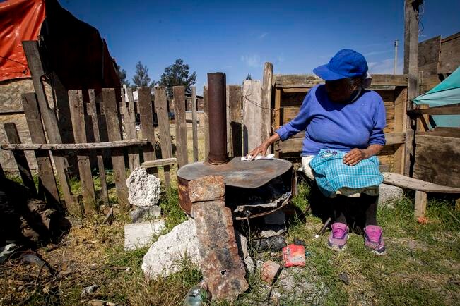 Mujeres que viven entre maderas y la pobreza