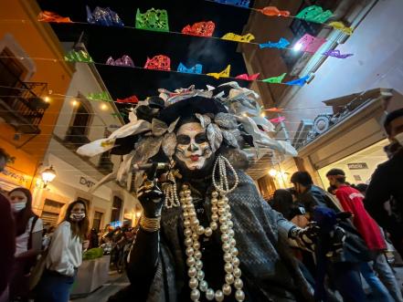 La Catrina Trina hace de las suyas en el Centro Histórico de Querétaro 