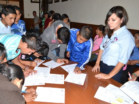 Instalan mesas de trabajo