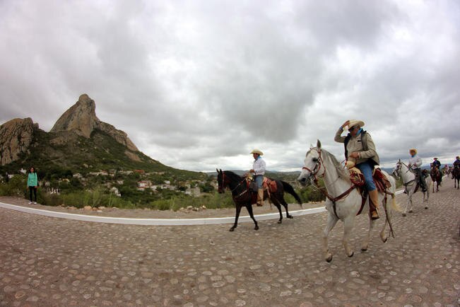 Teniendo como relieve la espectacular Peña de Bernal, el recorrido arrancó desde las 12 horas. (FOTOS: LUIS SÁNCHEZ. EL UNIVERSAL)