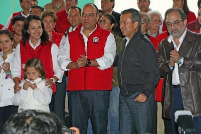 Entre lluvia y bullicio apoyan al ex alcalde