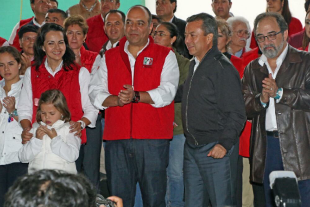 Entre lluvia y bullicio apoyan al ex alcalde