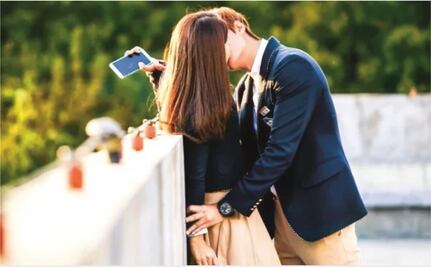 Con un beso se pueden transmitir enfermedades dentales, especialista