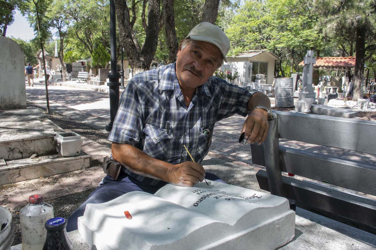 Un trabajo para honrar la memoria de quienes ya descansan