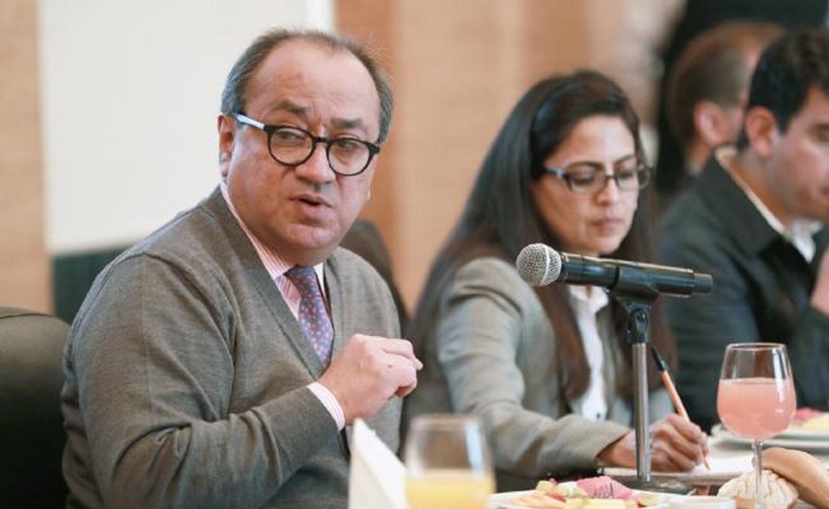 Otto Granados Roldán indicó que para apoyar el pronto regreso a labores, la SEP ha entregado tarjetas de plástico con montos que van de los 25 mil a los 250 mil pesos (ALEJANDRA LEYVA. EL UNIVERSAL)