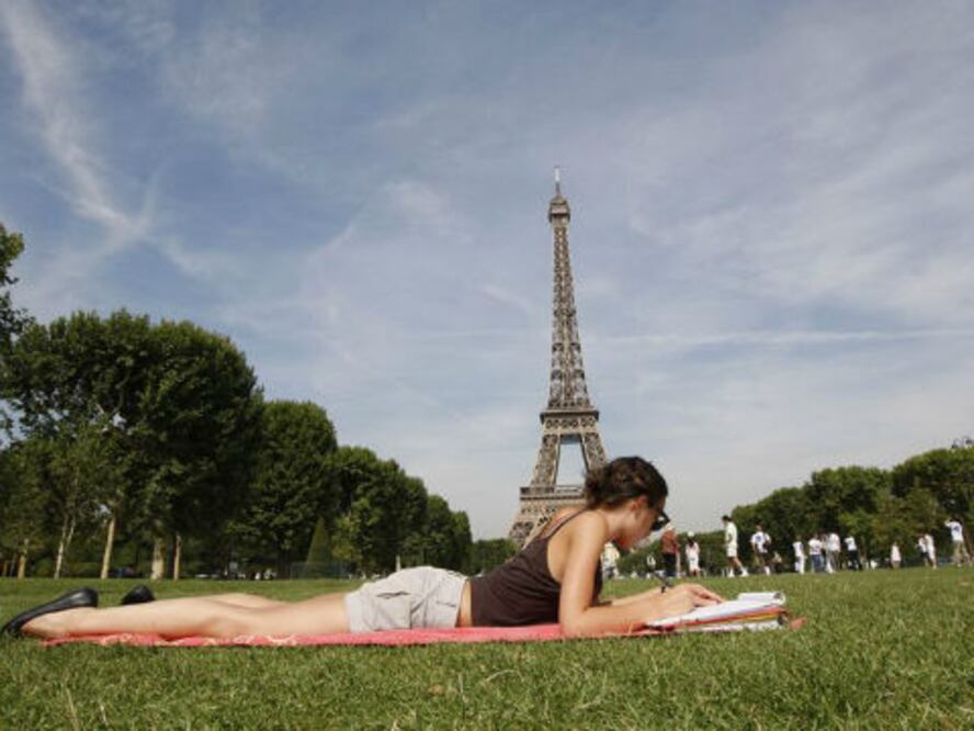 Entregan becas para ir a Europa