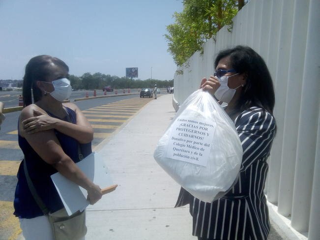 Colegio Médico dona kits sanitarios para empleados del IMSS