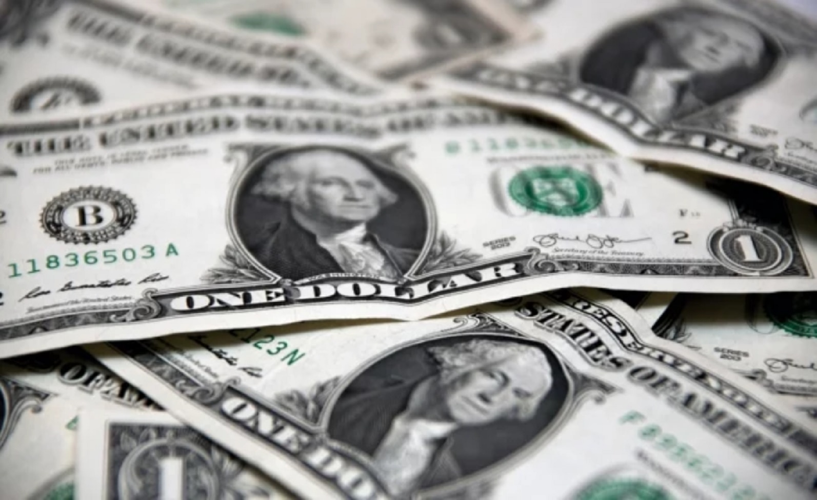 Dólar araña los 20 pesos tras eventual iniciativa sobre calificadoras