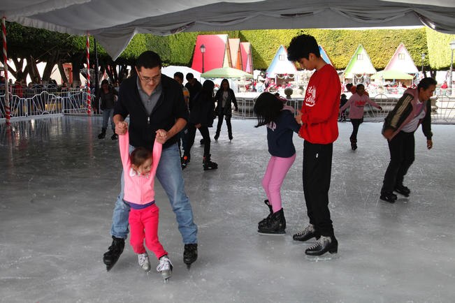 Despierta pista de hielo el espíritu navideño