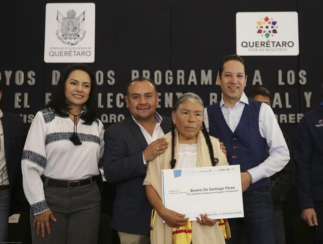 Entrega gobernador 3.6 mdp en apoyo a artesanos locales