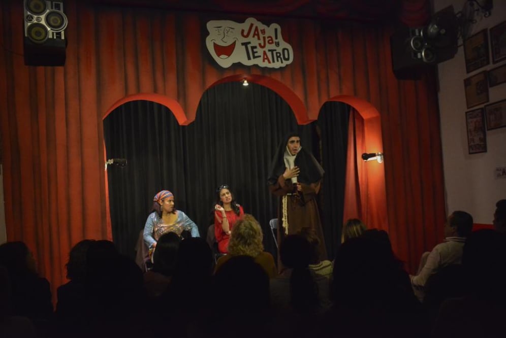 Esta obra cuenta con la actuación de tres jóvenes histriones que retratan las relaciones que las llevan al borde de la locura, narrado de una manera ligera para llevar al público a las risas y carcajadas.