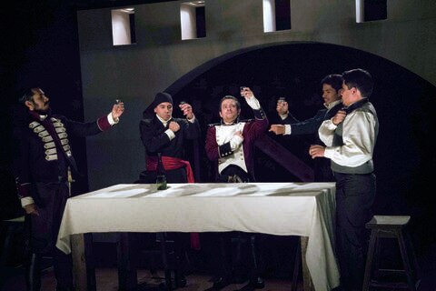 Evocan la historia en La conspiración vendida