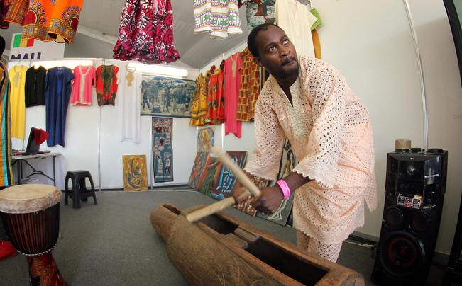 Camerunés que canta con mariachi
