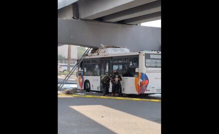 Camión de Qrobús se atora debajo del puente de Avenida de Las Torres 