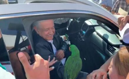 Reciben a AMLO con “vivas” y con un perico en Torreón