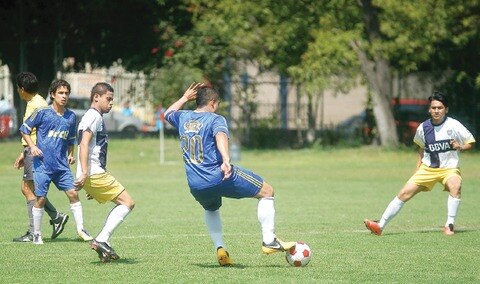 Maristas, se aferran a la punta