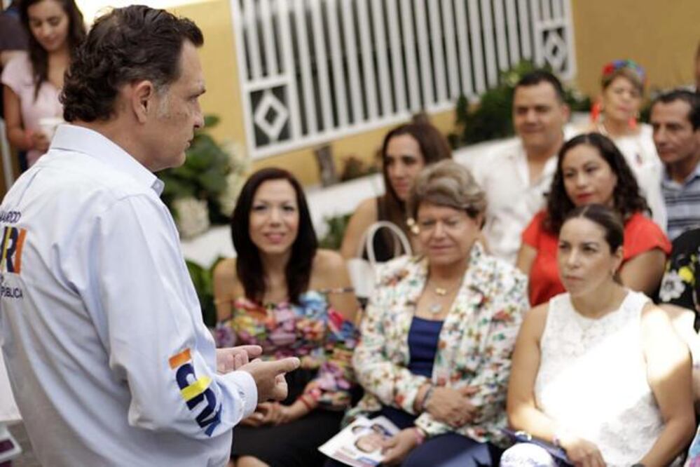 Mauricio Kuri González visitó la colonia Bosques del Acueducto para presentar sus propuestas.