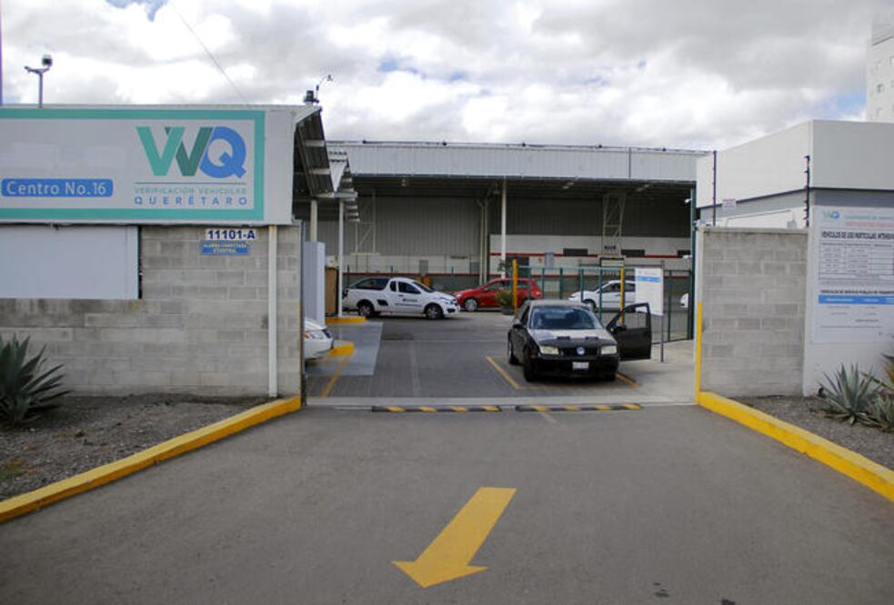 Desde el año pasado, el gobierno estatal trabaja en homologar las políticas ambientales que exige la Megalópolis, como la verificación vehicular (LUIS SÁNCHEZ. EL UNIVERSAL)