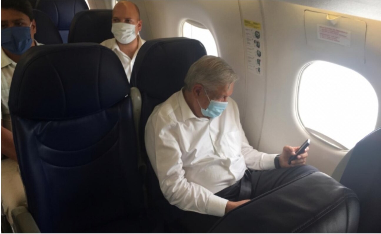 Por segunda vez, captan a AMLO con cubrebocas en viaje