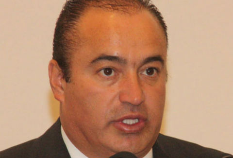 Reaparece Carmelo y se defiende