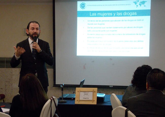 El especialista de la Junta Internacional de Fiscalización de Estupefaciente s (JIFE), Raúl Martín del Campo, participa en el Foro Mujer y Adicciones (DOMINGO VALDEZ. EL UNIVERSAL)