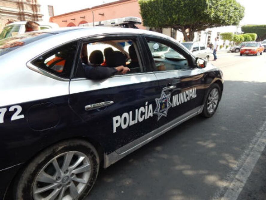 Policía golpea a esposa y huye con hijos 