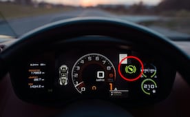 ¿Qué significa el testigo de un zapato en el tablero del auto?