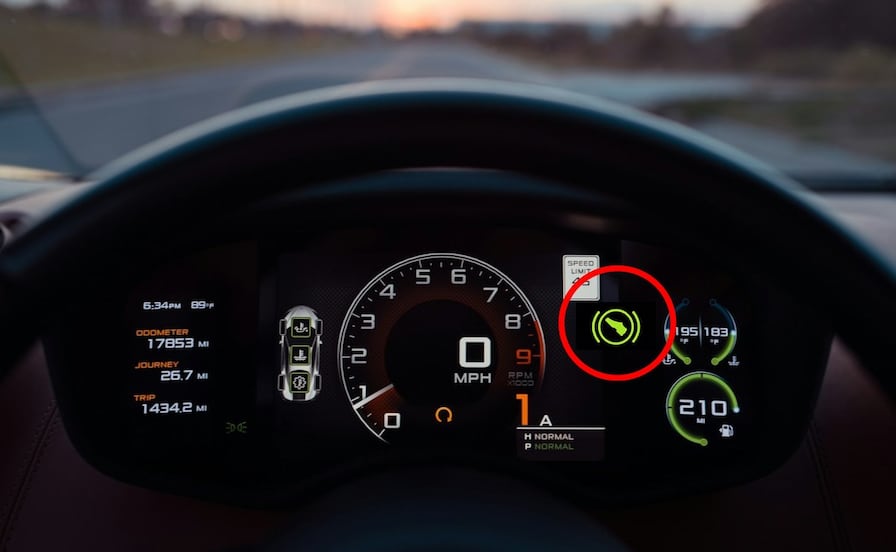 ¿Qué significa el testigo de un zapato en el tablero del auto?