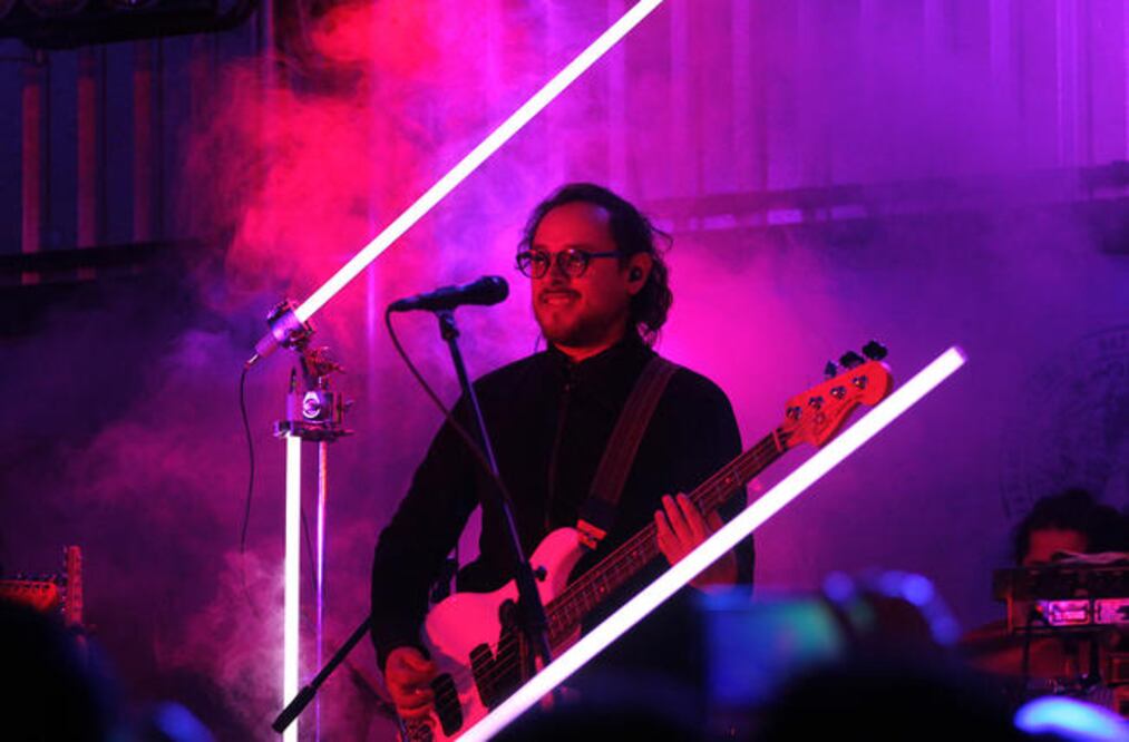 En lo que definieron como su “primer concierto grande” en tierras queretanas, los músicos pusieron a bailar a los asistentes con sus temas de new wave (FOTOS: LUIS SÁNCHEZ. EL UNIVERSAL)