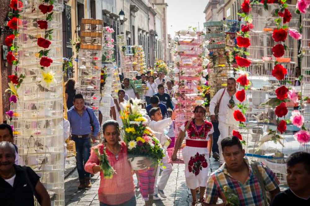 Durante la celebración los pajareros ofrecen sus “gallitos” a 10 pesos en las afueras de la iglesa La Cruz (DEMIÁN CHÁVEZ)