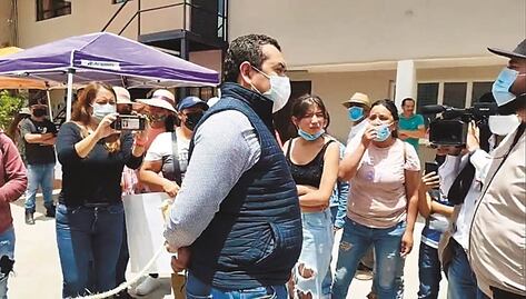 Para exigir justicia, amarran a funcionario y lo pasean por las calles en Huimilpan