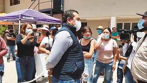 Para exigir justicia, amarran a funcionario y lo pasean por las calles en Huimilpan