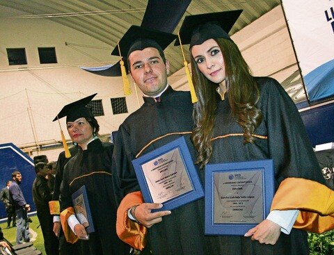 Se gradúan Contemporáneos