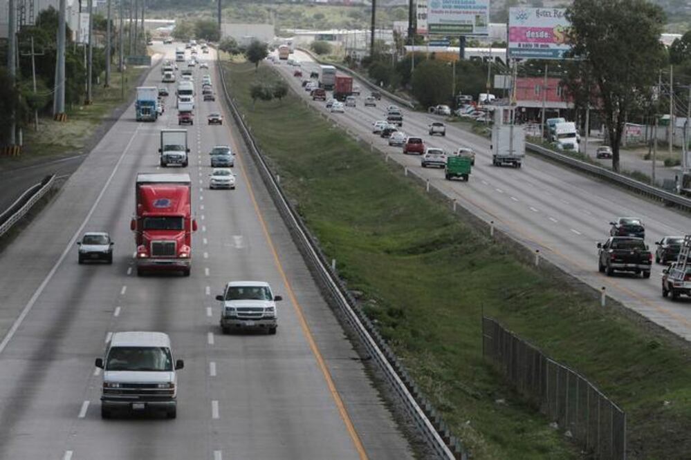 El Centro de la SCT en el estado informó que, a lo largo del año pasado, se realizaron alrededor de 76 mil verificaciones aleatorias a vehículos (CÉSAR GÓMEZ. EL UNIVERSAL)