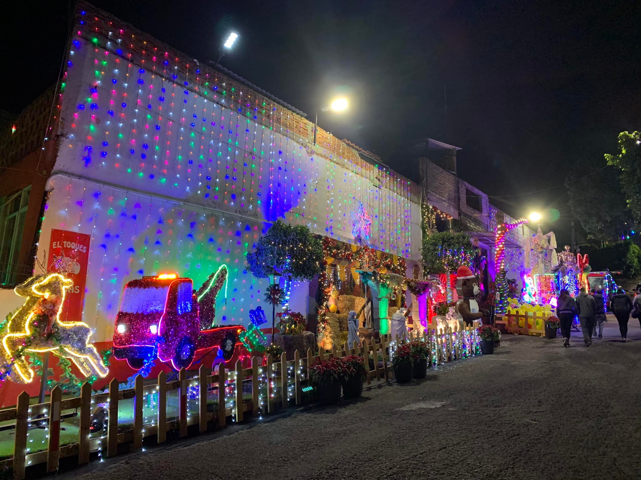 Aún puedes visitar la espectacular decoración navideña de Grúas El Toques, en Querétaro