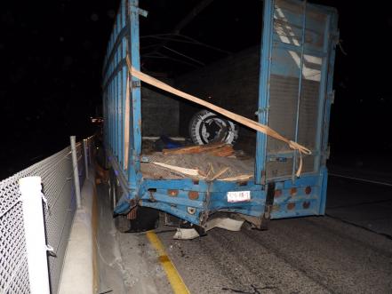 Operador de tráiler herido tras volcar su unidad