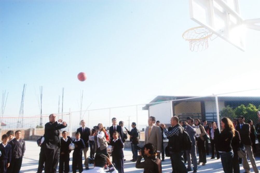 Estrenan canchas en primer día de clases