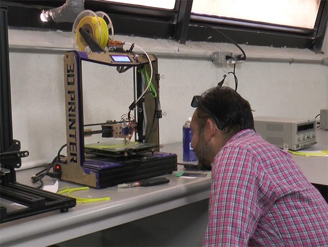 Estudiantes fabrican protectores faciales