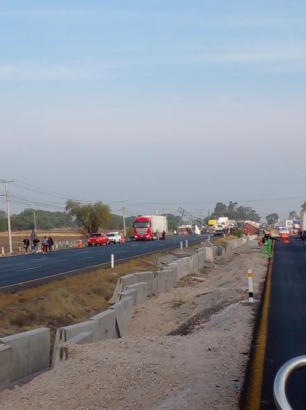 La autopista México-Querétaro está detenida a la altura de El Sauz