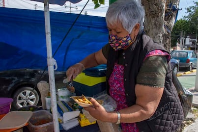 Tacos de canasta, rico antojito callejero y sustento de una familia queretana