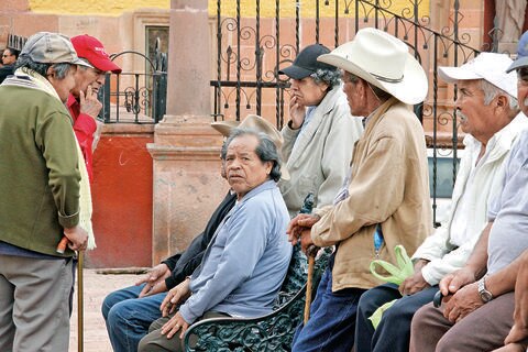 Van por beneficios para tercera edad