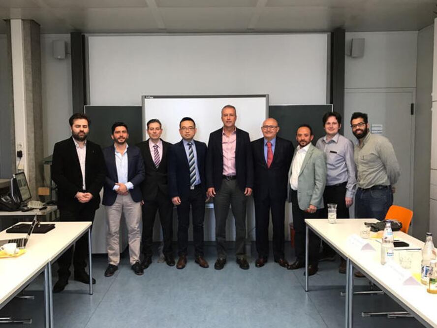 Mario Calzada, edil de El Marqués, se reúne con empresarios de Alemania y España, a fin de buscar nuevas estrategias para favorecer a la demarcación. (ESPECIAL)