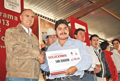 Entregan apoyos al campo