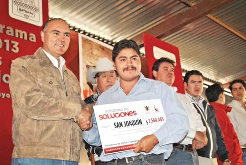 Entregan apoyos al campo