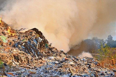 El Marqués: sin control, fuego en ex basurero