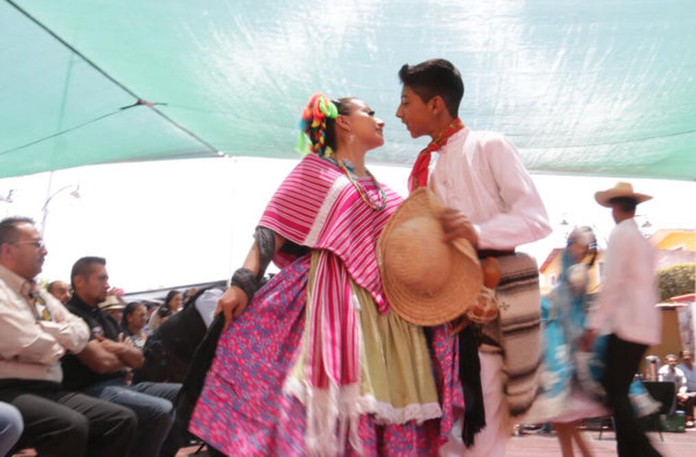El Congreso local se reunió en el marco de la celebración del 48 Concurso Nacional de Baile del Huapango Huasteco, certamen reconocido a nivel internacional, que promueve la tradición y brinda un homenaje a las costumbres (ESPECIAL)