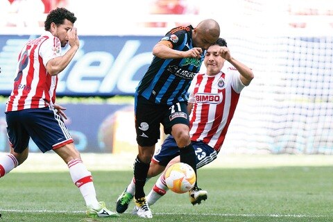 Gallos exhibe a Chivas pero desciende
