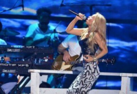 Thalía sorprende con look de rubia