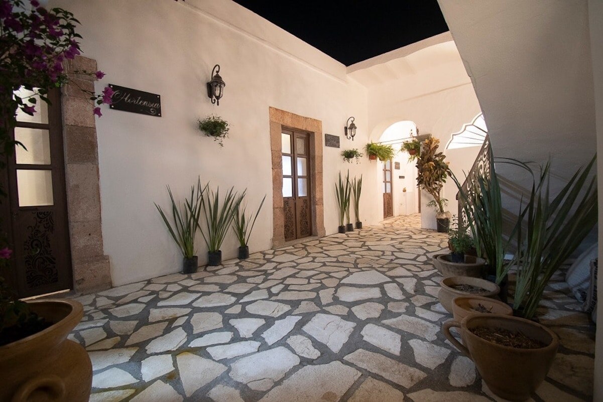 Apps de hospedaje a revisión en Querétaro; tendrán "piso parejo" con hoteles