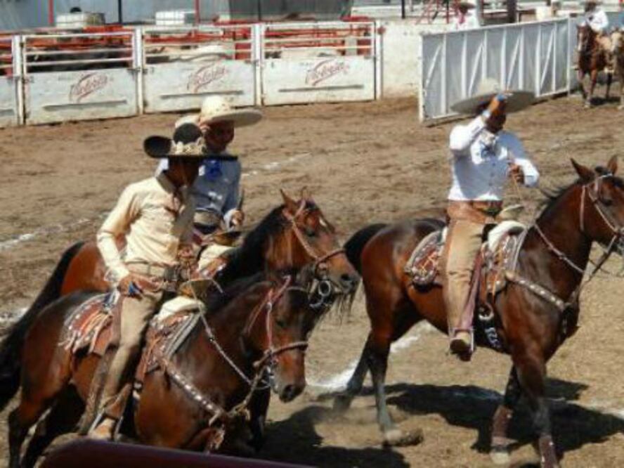 Festejan aniversario de EBC con charreada